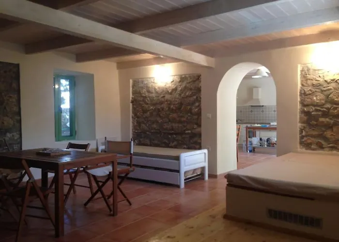 Spacious With View 10 Mins Walk To The Villa Methone