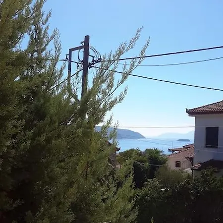 Spacious With View 10 Mins Walk To The *