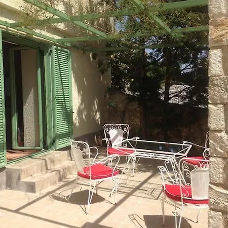 Spacious With View 10 Mins Walk To The Methone