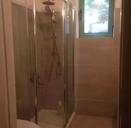 Spacious With View 10 Mins Walk To The Villa *