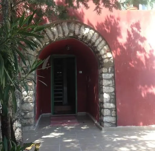 Spacious With View 10 Mins Walk To The *