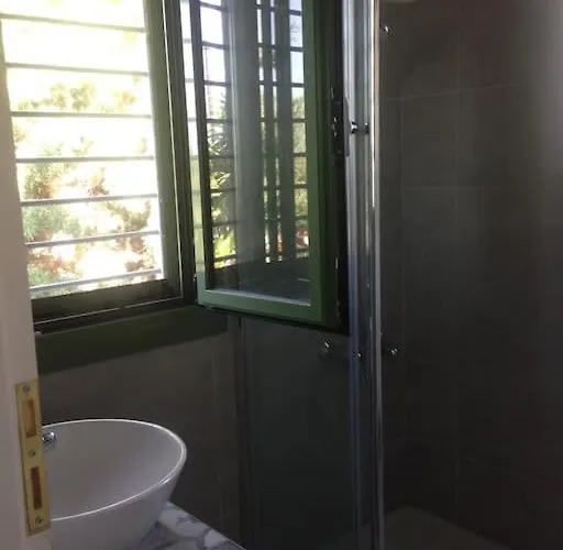 Spacious With View 10 Mins Walk To The Μεθώνη