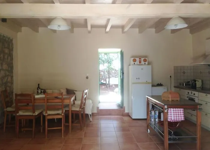 Villa Spacious With View 10 Mins Walk To The