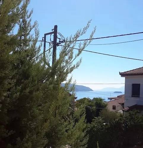 Spacious With View 10 Mins Walk To The *